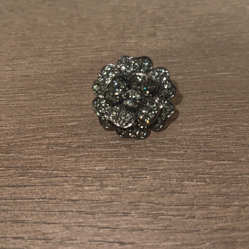 Flower ring with crystals